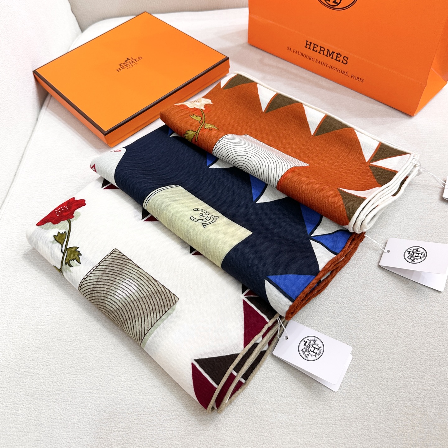 ❤️上新！“手套时光”140双面丝毛披肩手工卷边丝毛方巾（30%桑蚕丝70%羊毛）这款经典单品展现强大而