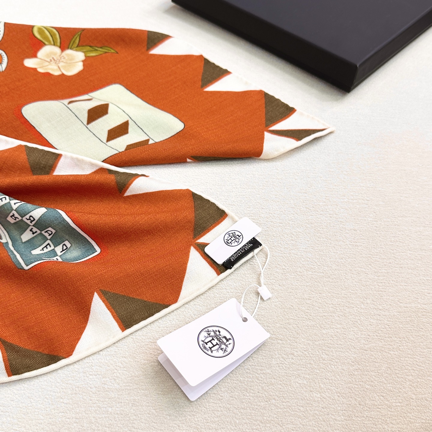 ❤️上新！“手套时光”140双面丝毛披肩手工卷边丝毛方巾（30%桑蚕丝70%羊毛）这款经典单品展现强大而