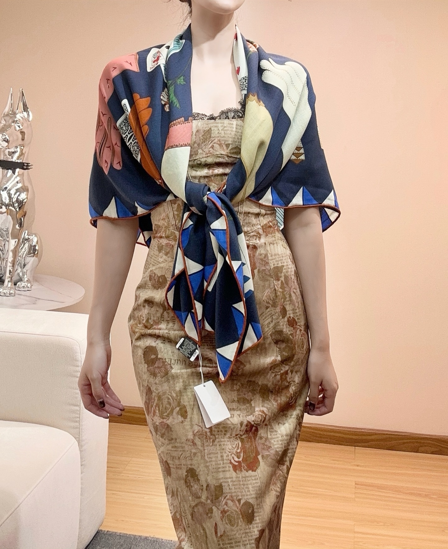 ❤️上新！“手套时光”140双面丝毛披肩手工卷边丝毛方巾（30%桑蚕丝70%羊毛）这款经典单品展现强大而