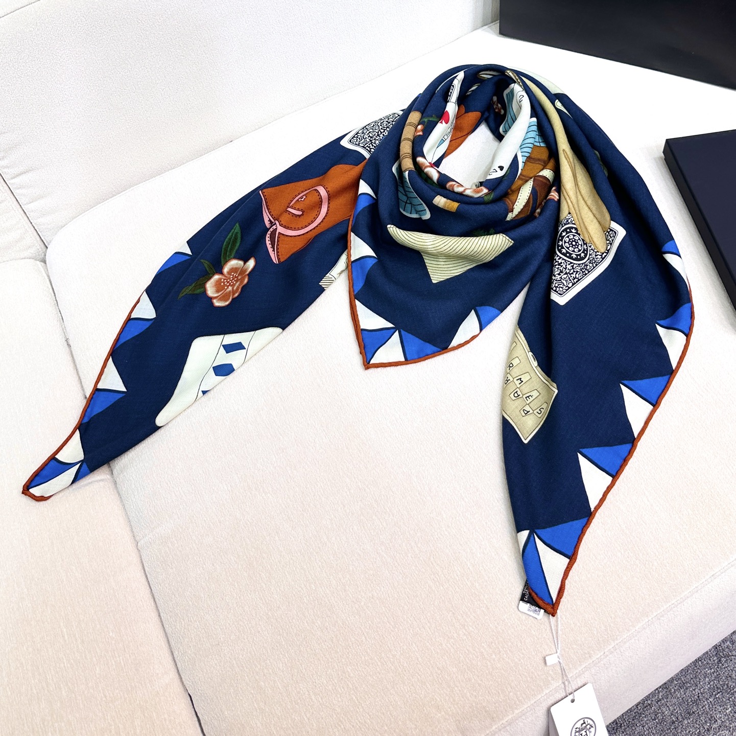 ❤️上新！“手套时光”140双面丝毛披肩手工卷边丝毛方巾（30%桑蚕丝70%羊毛）这款经典单品展现强大而