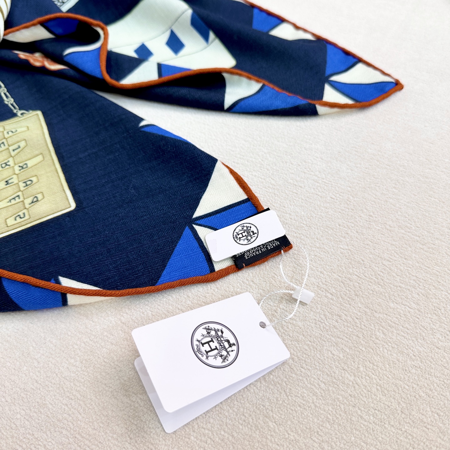 ❤️上新！“手套时光”140双面丝毛披肩手工卷边丝毛方巾（30%桑蚕丝70%羊毛）这款经典单品展现强大而