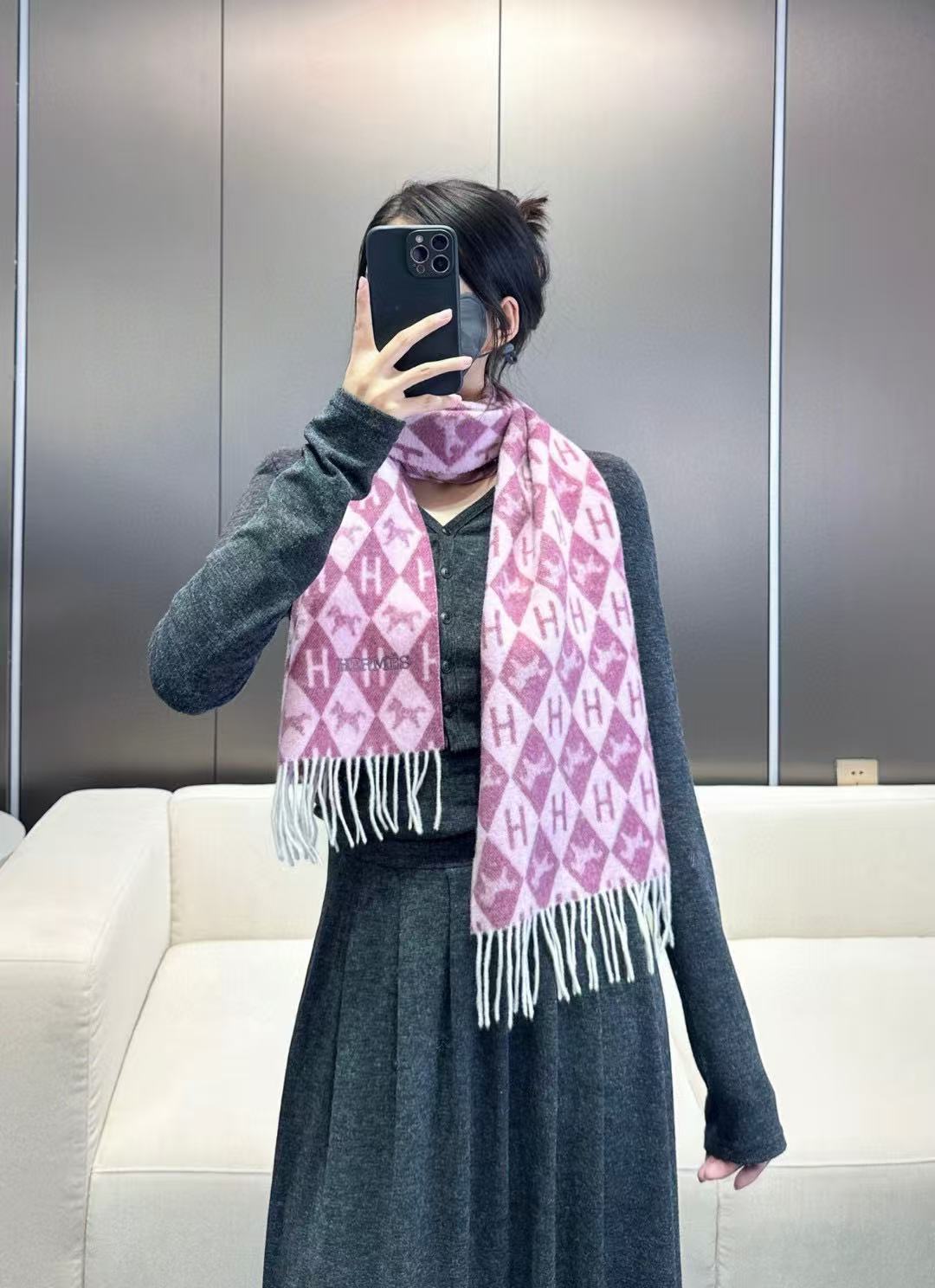 上新！2025秋冬爱㐷士男女同款，同步专柜，高端羊绒围巾！ 可正式，可随意，非常Classical的设计