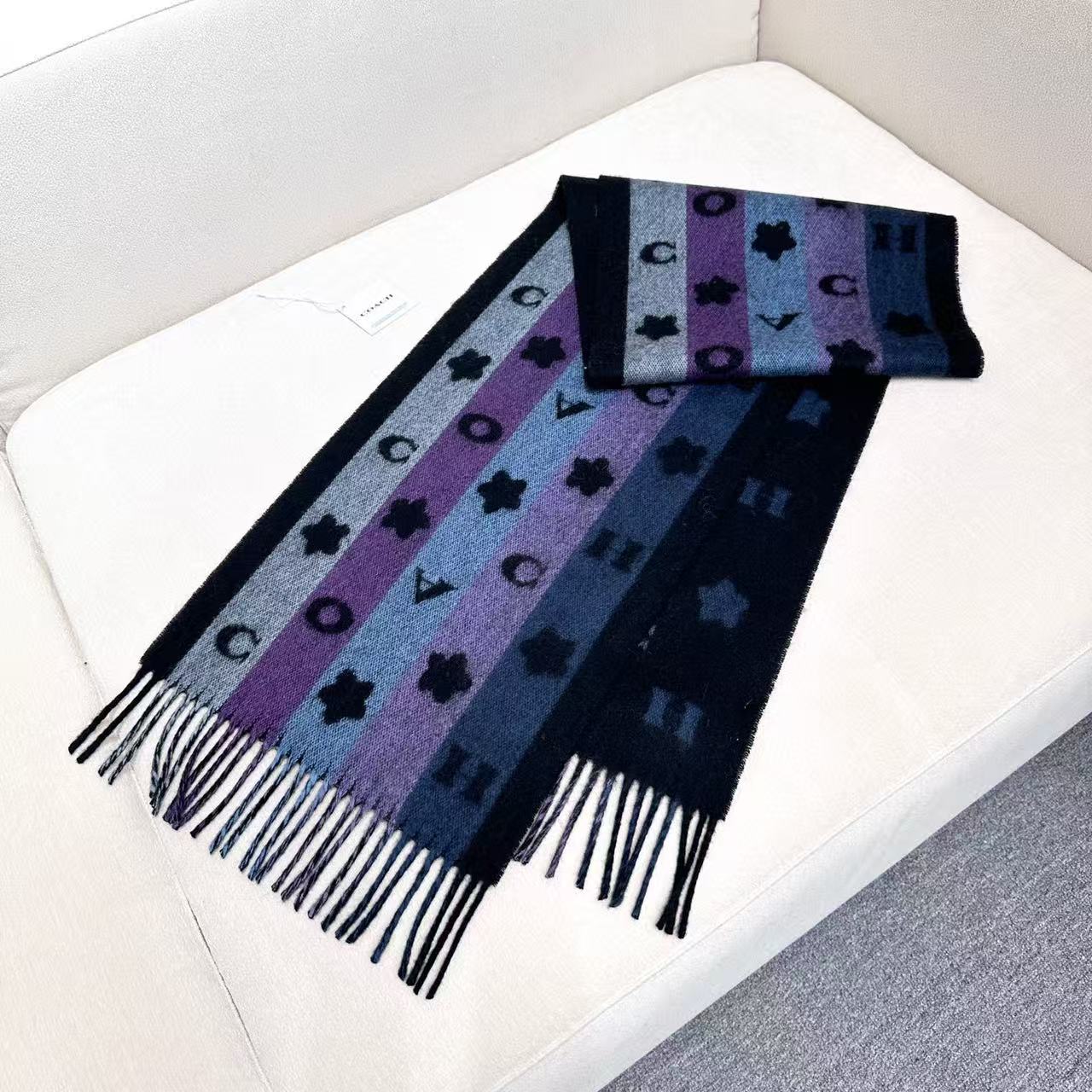 Coach 最新款小花围巾，🌸太好看了‼️COACH 小花披肩围巾 秋冬新款羊毛披肩围巾双面都可以搭配哦