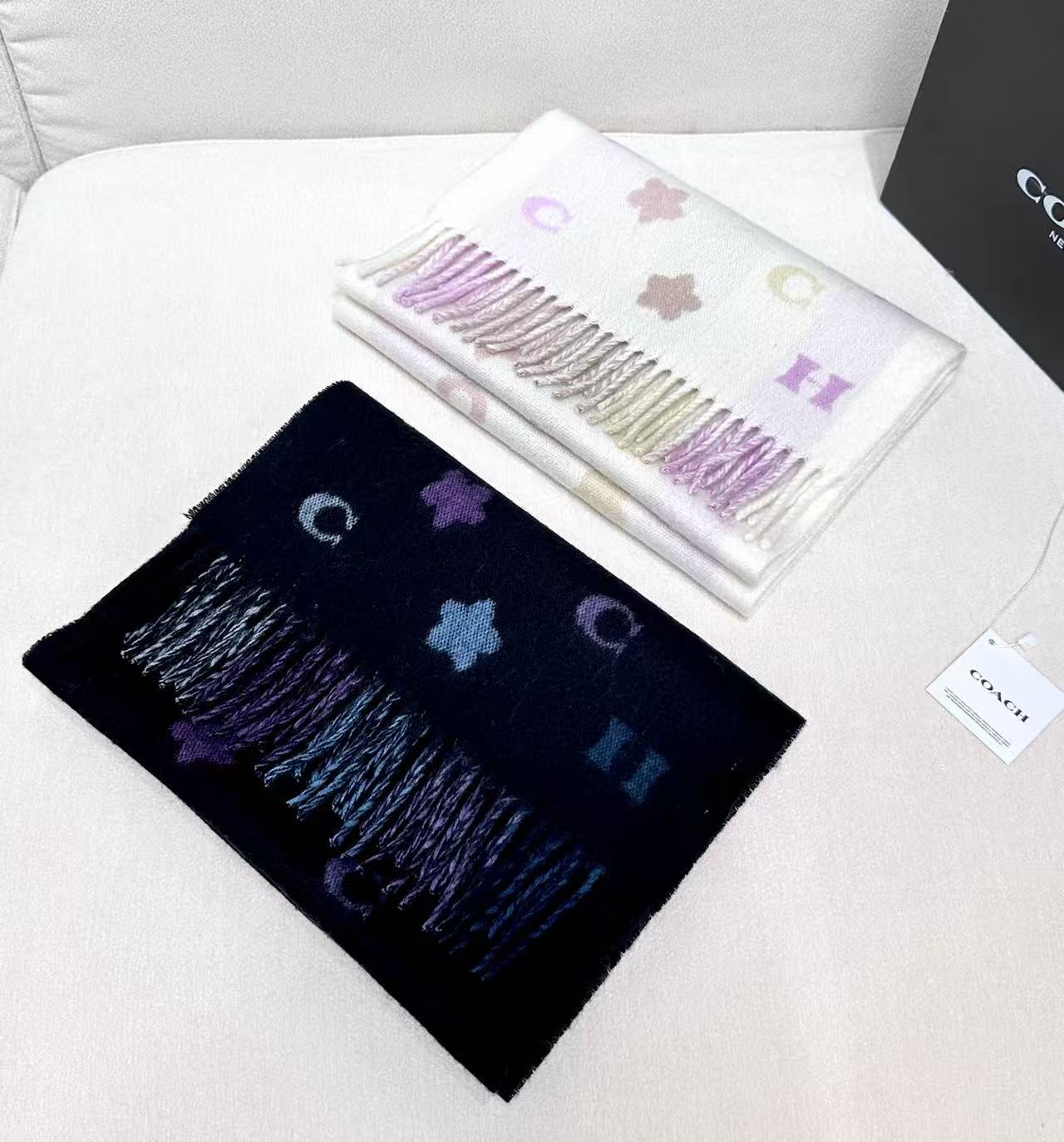 Coach 最新款小花围巾，🌸太好看了‼️COACH 小花披肩围巾 秋冬新款羊毛披肩围巾双面都可以搭配哦