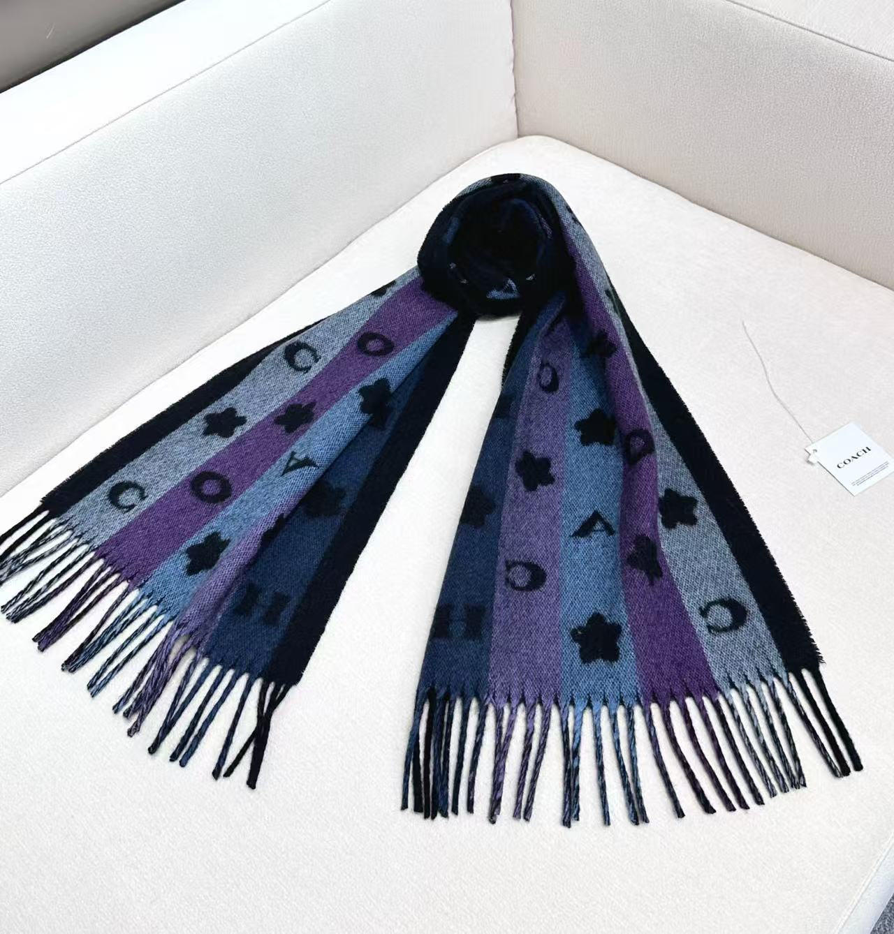 Coach 最新款小花围巾，🌸太好看了‼️COACH 小花披肩围巾 秋冬新款羊毛披肩围巾双面都可以搭配哦