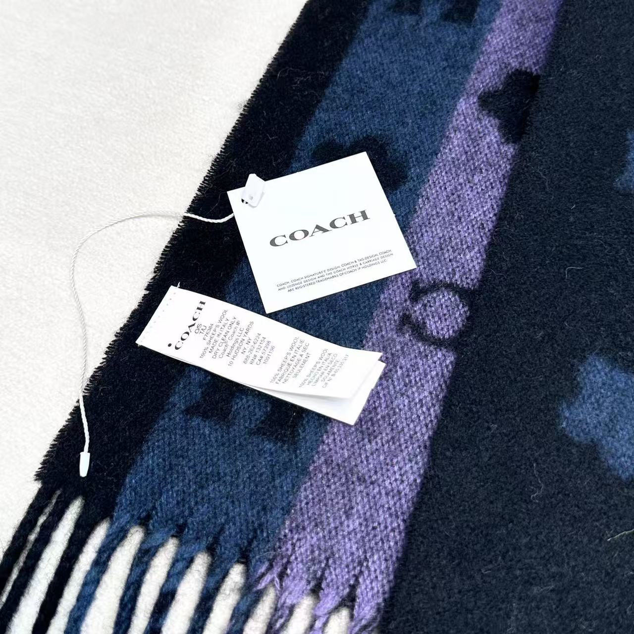 Coach 最新款小花围巾，🌸太好看了‼️COACH 小花披肩围巾 秋冬新款羊毛披肩围巾双面都可以搭配哦