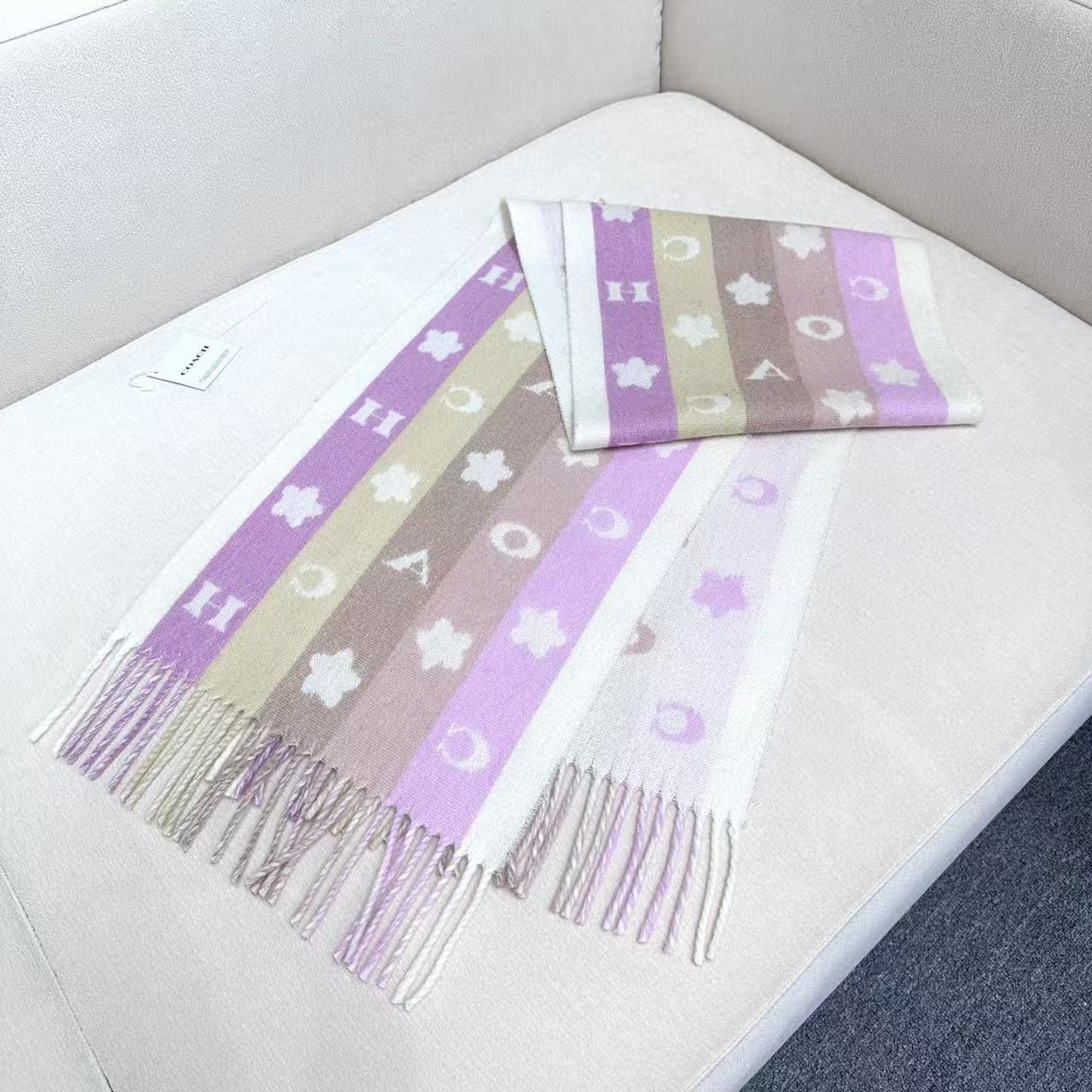 Coach 最新款小花围巾，🌸太好看了‼️COACH 小花披肩围巾 秋冬新款羊毛披肩围巾双面都可以搭配哦