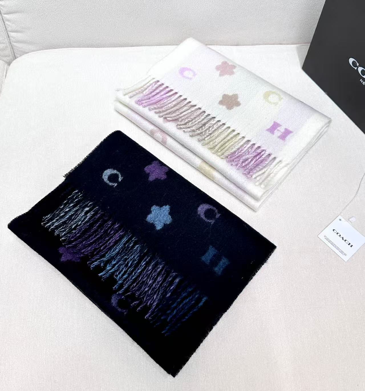 Coach 最新款小花围巾，🌸太好看了‼️COACH 小花披肩围巾 秋冬新款羊毛披肩围巾双面都可以搭配哦