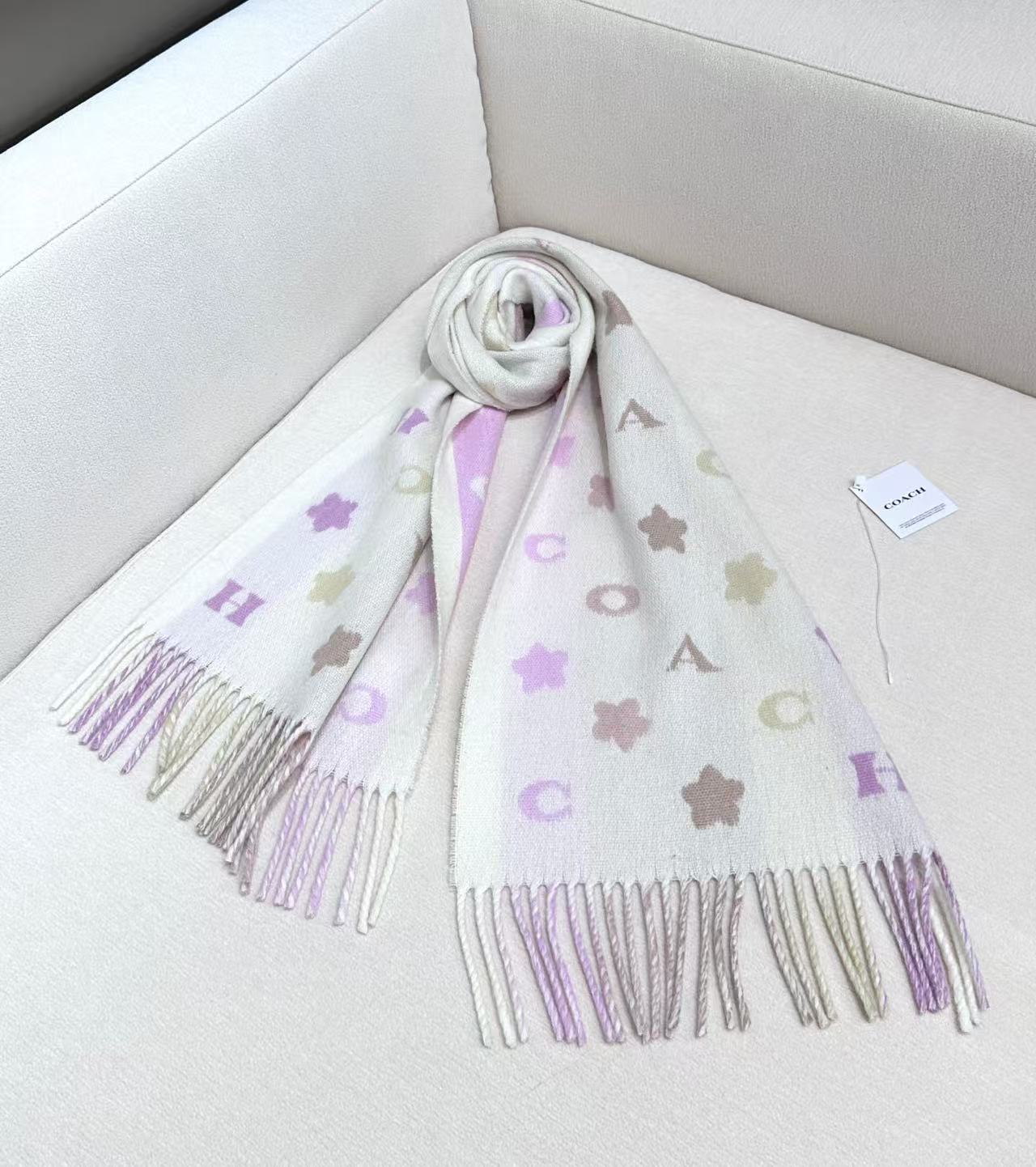 Coach 最新款小花围巾，🌸太好看了‼️COACH 小花披肩围巾 秋冬新款羊毛披肩围巾双面都可以搭配哦