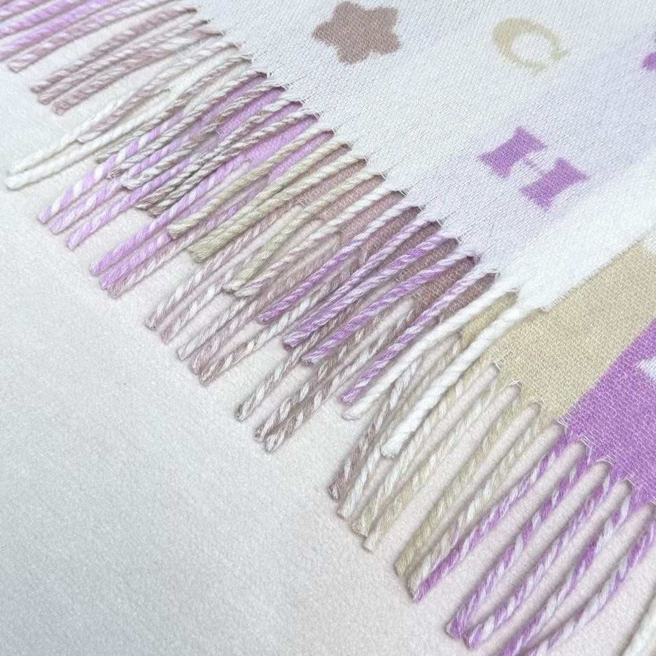 Coach 最新款小花围巾，🌸太好看了‼️COACH 小花披肩围巾 秋冬新款羊毛披肩围巾双面都可以搭配哦