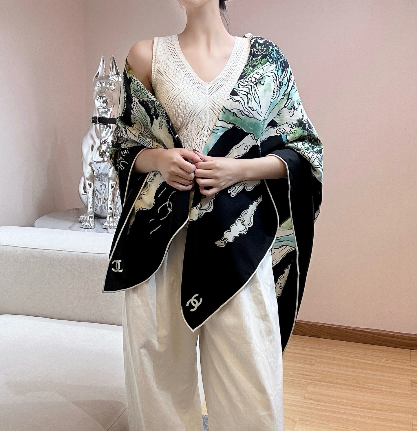 香奈儿上新❤️【Chanel】 经典茶花优雅Coco风，Chanel最新丝绒大方巾~气质到骨子里，香奶奶