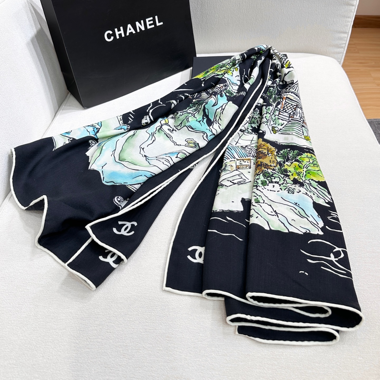 香奈儿上新❤️【Chanel】 经典茶花优雅Coco风，Chanel最新丝绒大方巾~气质到骨子里，香奶奶