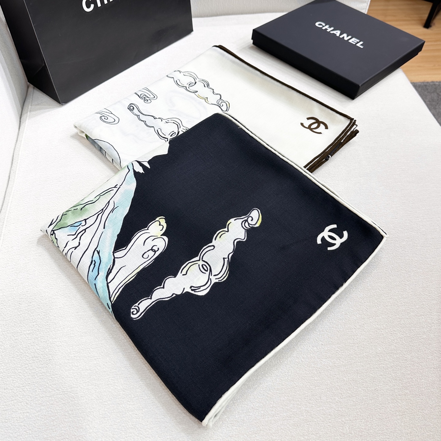 香奈儿上新❤️【Chanel】 经典茶花优雅Coco风，Chanel最新丝绒大方巾~气质到骨子里，香奶奶