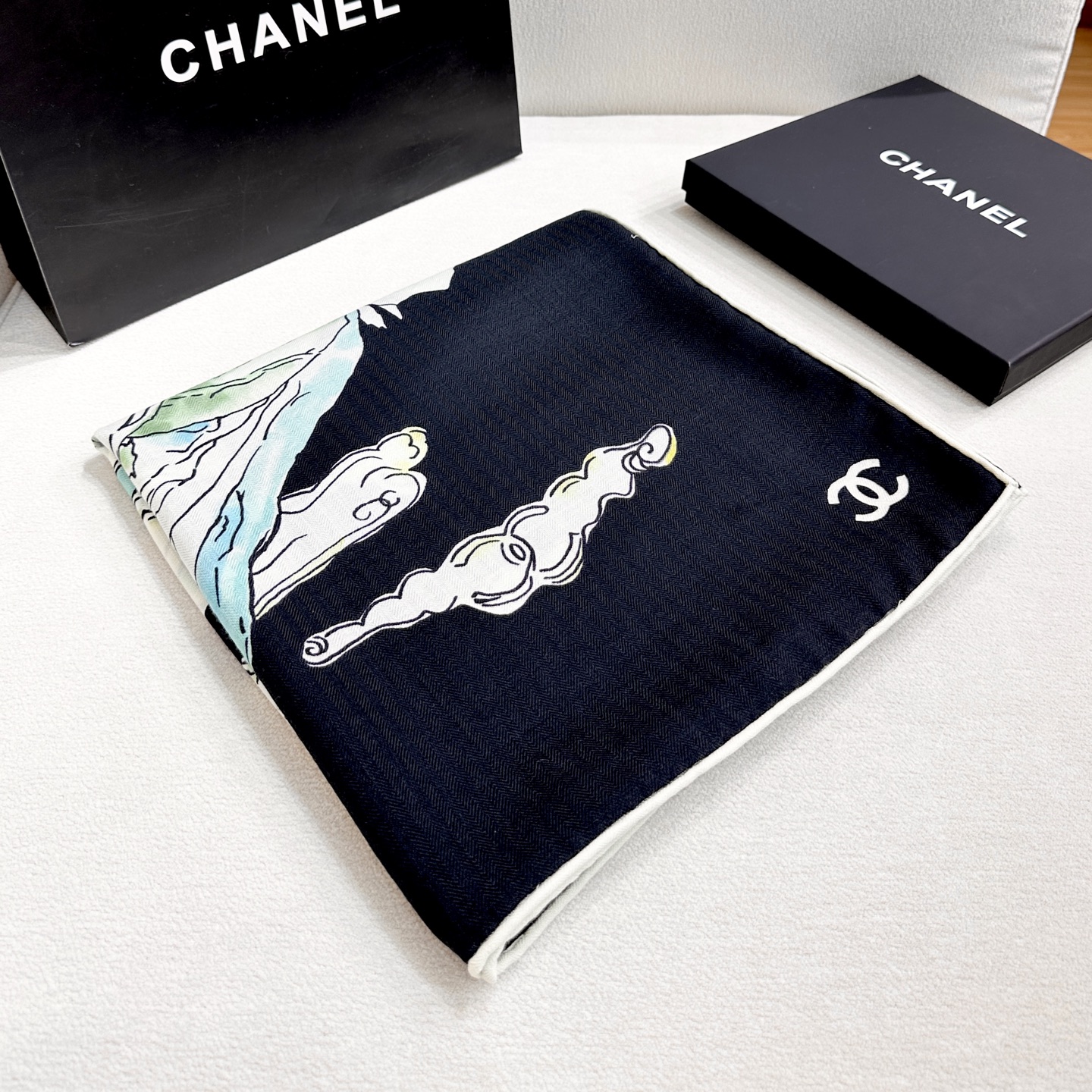 香奈儿上新❤️【Chanel】 经典茶花优雅Coco风，Chanel最新丝绒大方巾~气质到骨子里，香奶奶