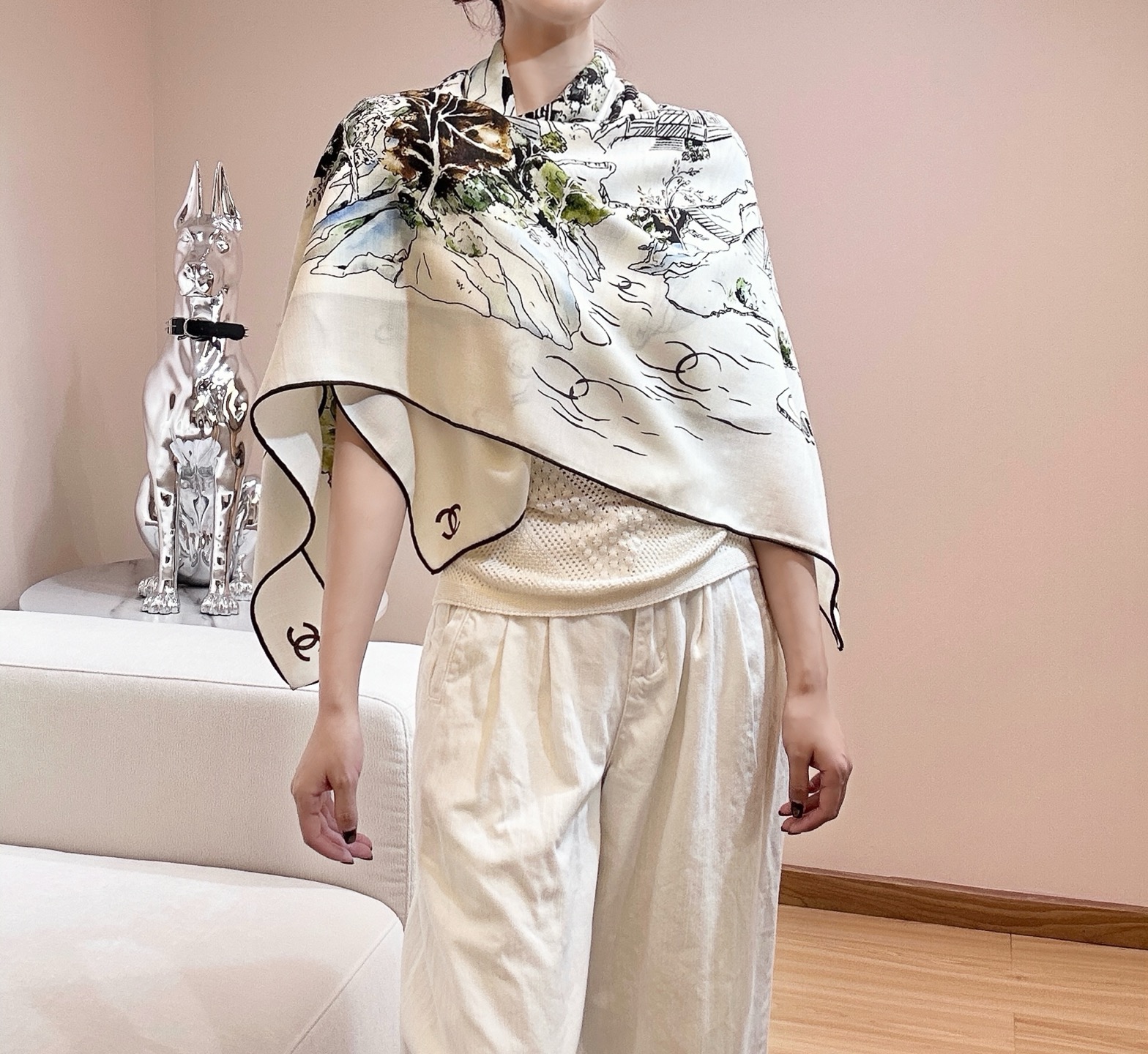 香奈儿上新❤️【Chanel】 经典茶花优雅Coco风，Chanel最新丝绒大方巾~气质到骨子里，香奶奶