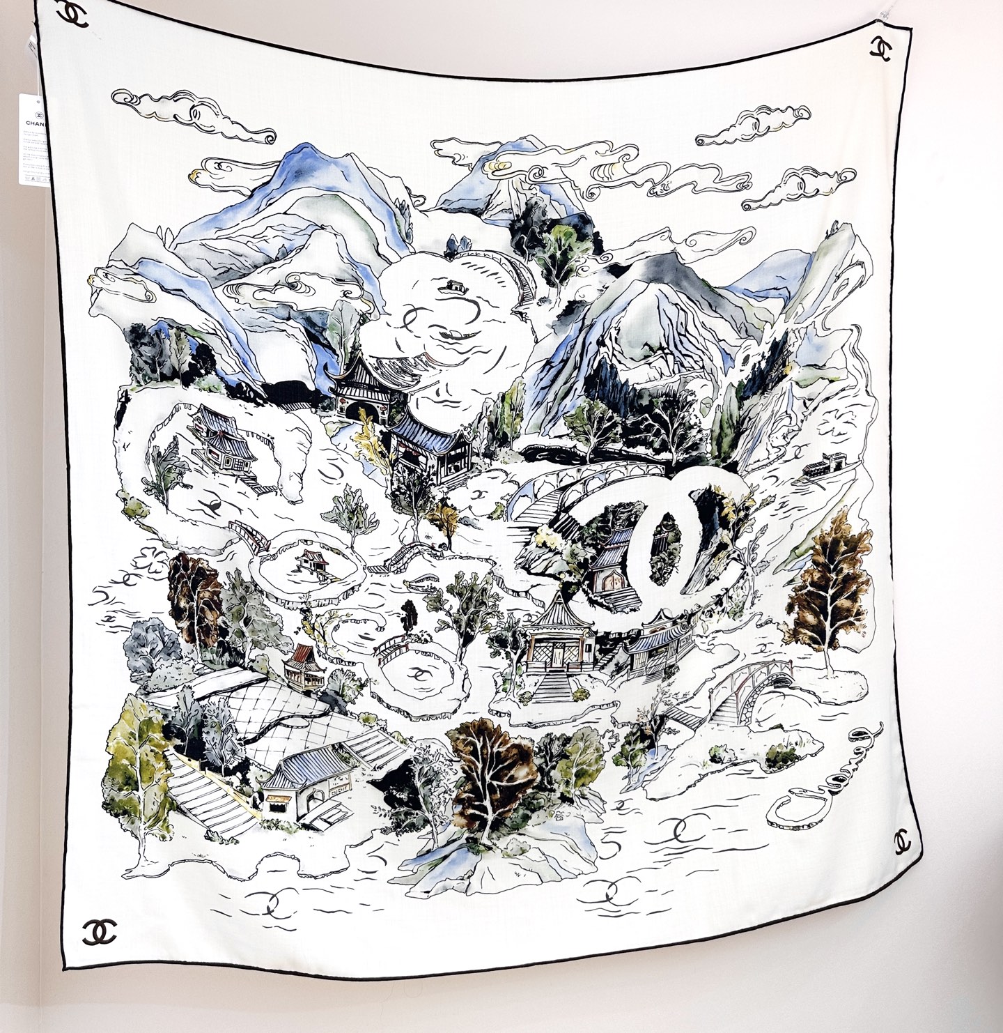 香奈儿上新❤️【Chanel】 经典茶花优雅Coco风，Chanel最新丝绒大方巾~气质到骨子里，香奶奶