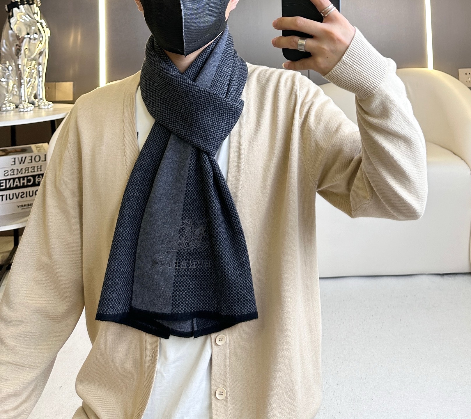 P135 新款到！2025年Burberry爆款上新 高端男士围巾👍【经典战马格纹】独家牛货🐂  具有超高羊绒品质才会被此品牌青睐‼️这种精品是市场上及其少见的围巾针织，低调奢华的配色，非常柔软舒适，卖一条少一条的好货‼️ 100%进口针织羊绒 🎉🎉尺寸：180*32，三色