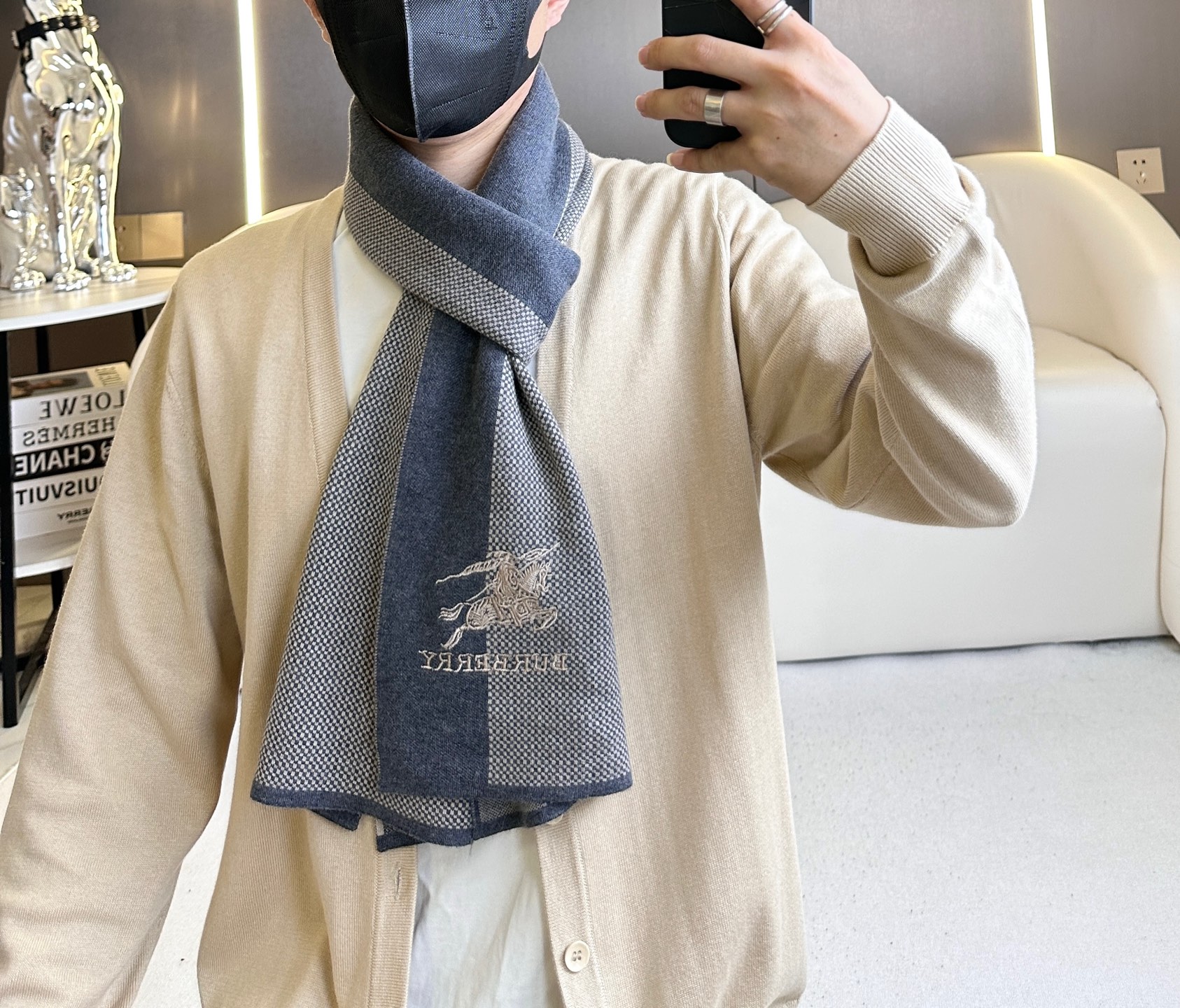 P135 新款到！2025年Burberry爆款上新 高端男士围巾👍【经典战马格纹】独家牛货🐂  具有超高羊绒品质才会被此品牌青睐‼️这种精品是市场上及其少见的围巾针织，低调奢华的配色，非常柔软舒适，卖一条少一条的好货‼️ 100%进口针织羊绒 🎉🎉尺寸：180*32，三色