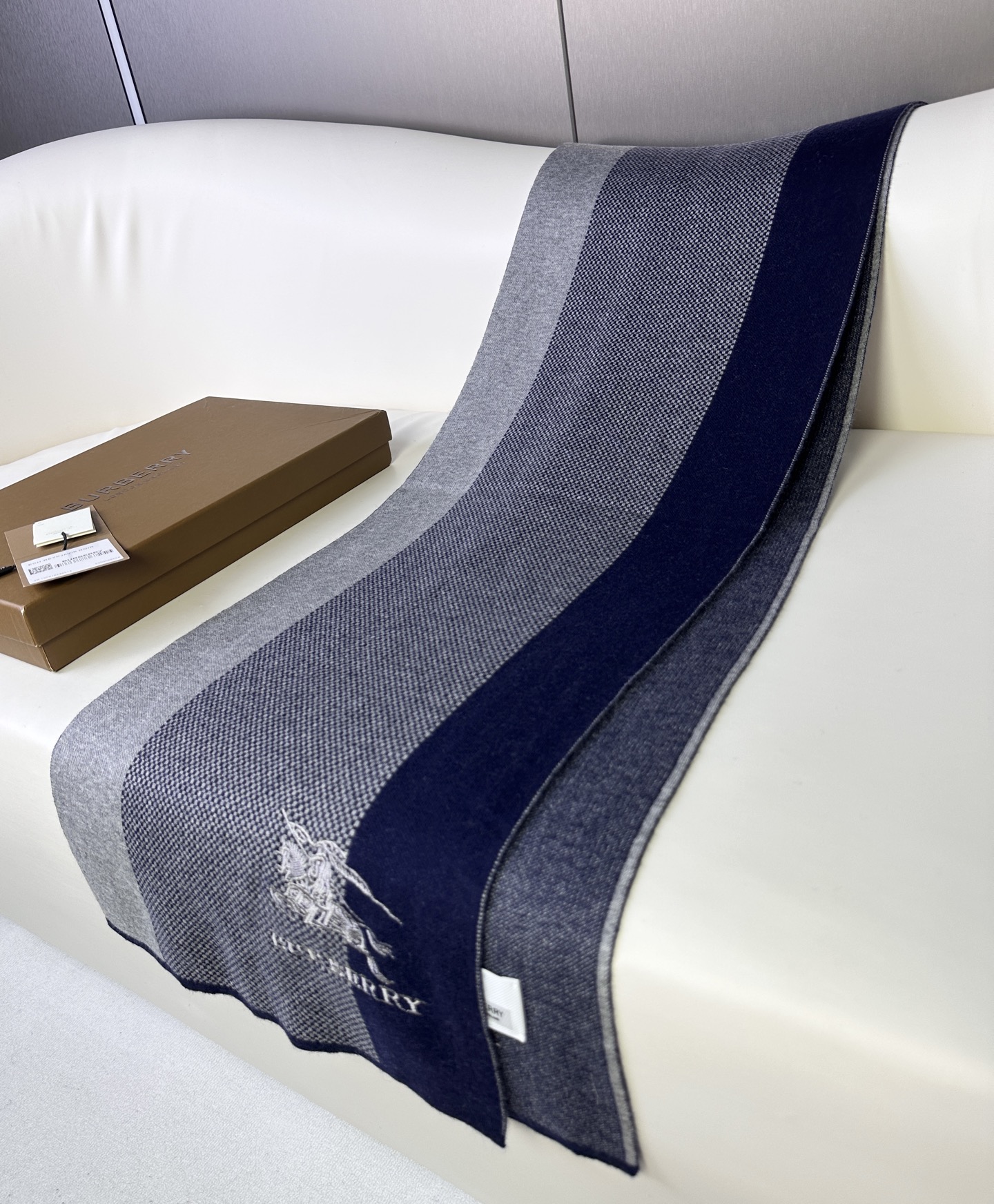 新款到！Burberry爆款上新 高端男士围巾👍【经典战马格纹】独家牛货🐂 具有超高羊绒品质才会被此品牌