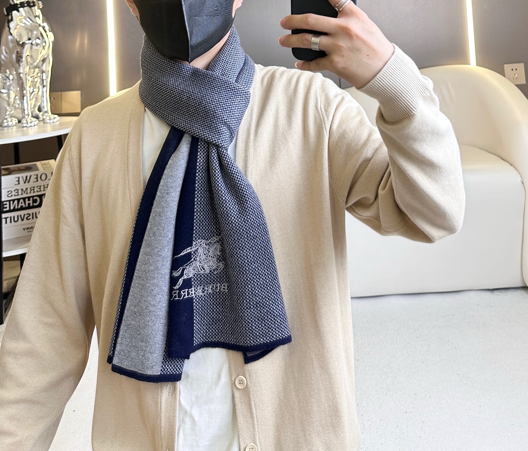 NO:603351,New style arrived!  2025 Burberry's hot new high-end men's scarf [Classic War Horse Plaid] is an exclusive product. Only with ultra-high cashmere quality will it be favored by this brand. This quality is a rare knitted scarf on the market. It has a low-key and luxurious color scheme. It is very soft and comfortable. It is a good product to sell one less one. Imported knitted cashmere, size 180*32, three-color high version scarf, high version scarf, burberry19860909新款到！2025年Burberry爆款上新 高端男士围巾【经典战马格纹】独家牛货 具有超高羊绒品质才会被此品牌青睐这种精品是市场上及其少见的围巾针织,低调奢华的配色,非常柔软舒适,卖一条少一条的好货 进口针织羊绒 尺寸180*32,三色高版本围巾,高版本围巾,burberry,scarf