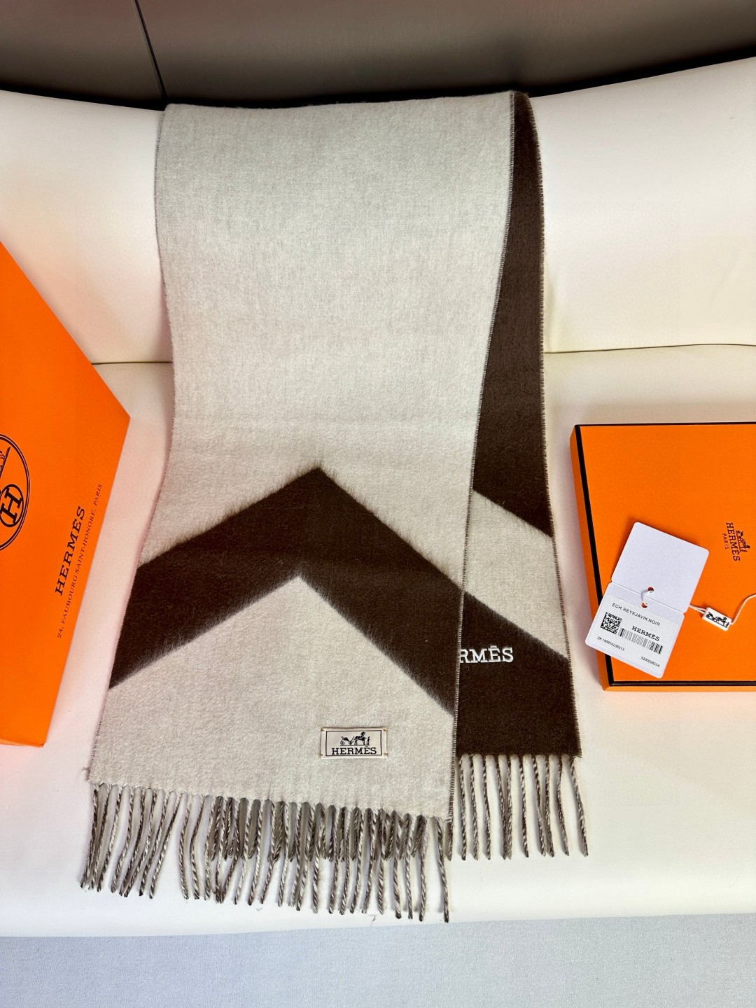 大H【双面提花加厚流苏小围巾】且买且珍惜，都是出口订单所以比较难遇❤东西讲究少而精。好看的一定要收这款H