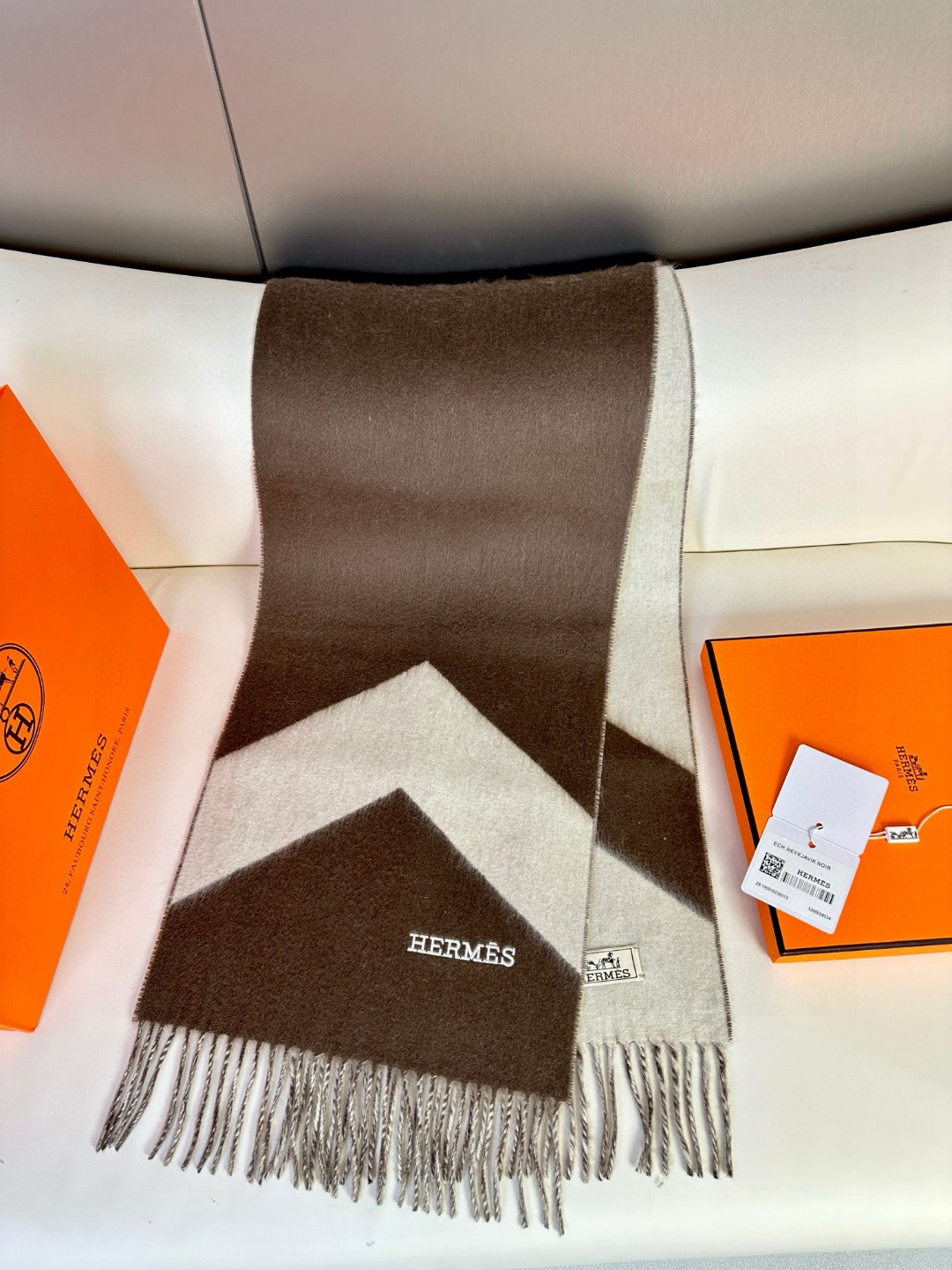 大H【双面提花加厚流苏小围巾】且买且珍惜，都是出口订单所以比较难遇❤东西讲究少而精。好看的一定要收这款H