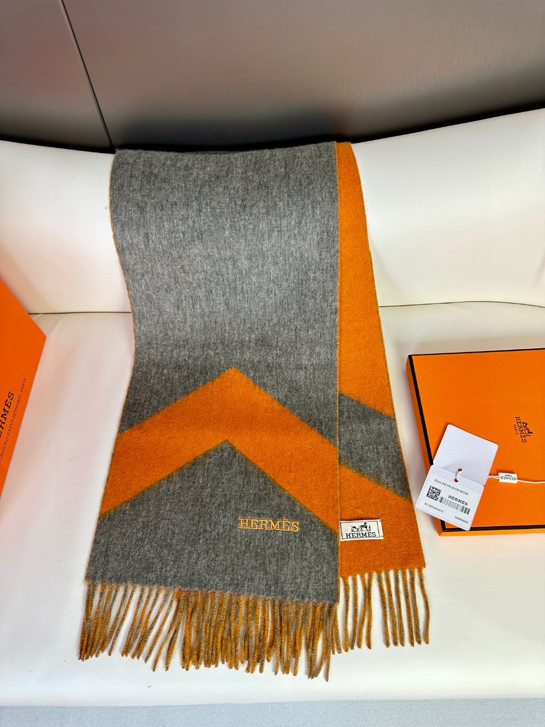 大H【双面提花加厚流苏小围巾】且买且珍惜，都是出口订单所以比较难遇❤东西讲究少而精。好看的一定要收这款H