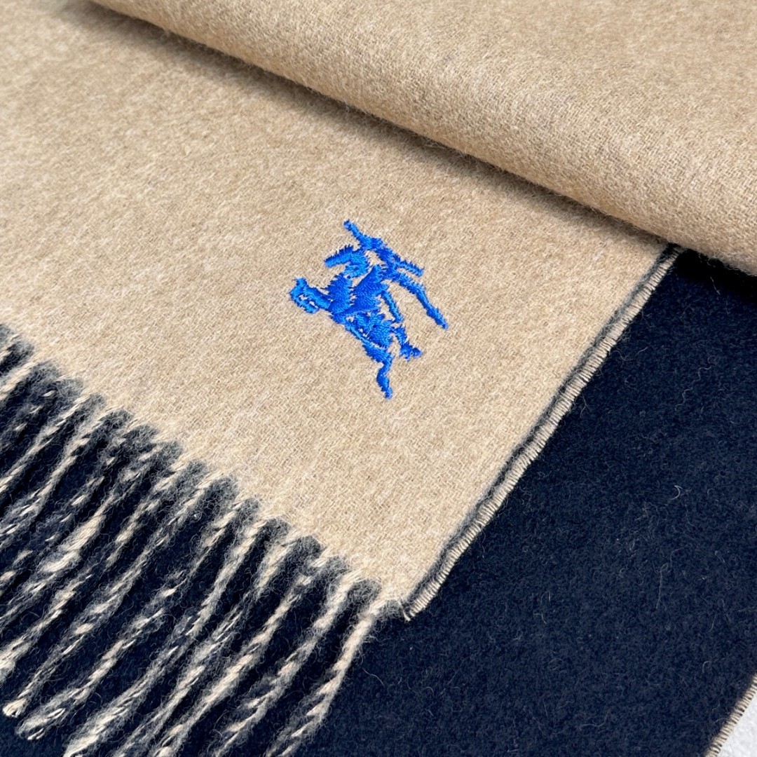 🆕𝐁𝐔𝐑𝐁𝐄𝐑𝐑𝐘 • 【双面素色刺绣长巾】官网同步上新❗️Size：168x30cm 100%绵羊毛慵