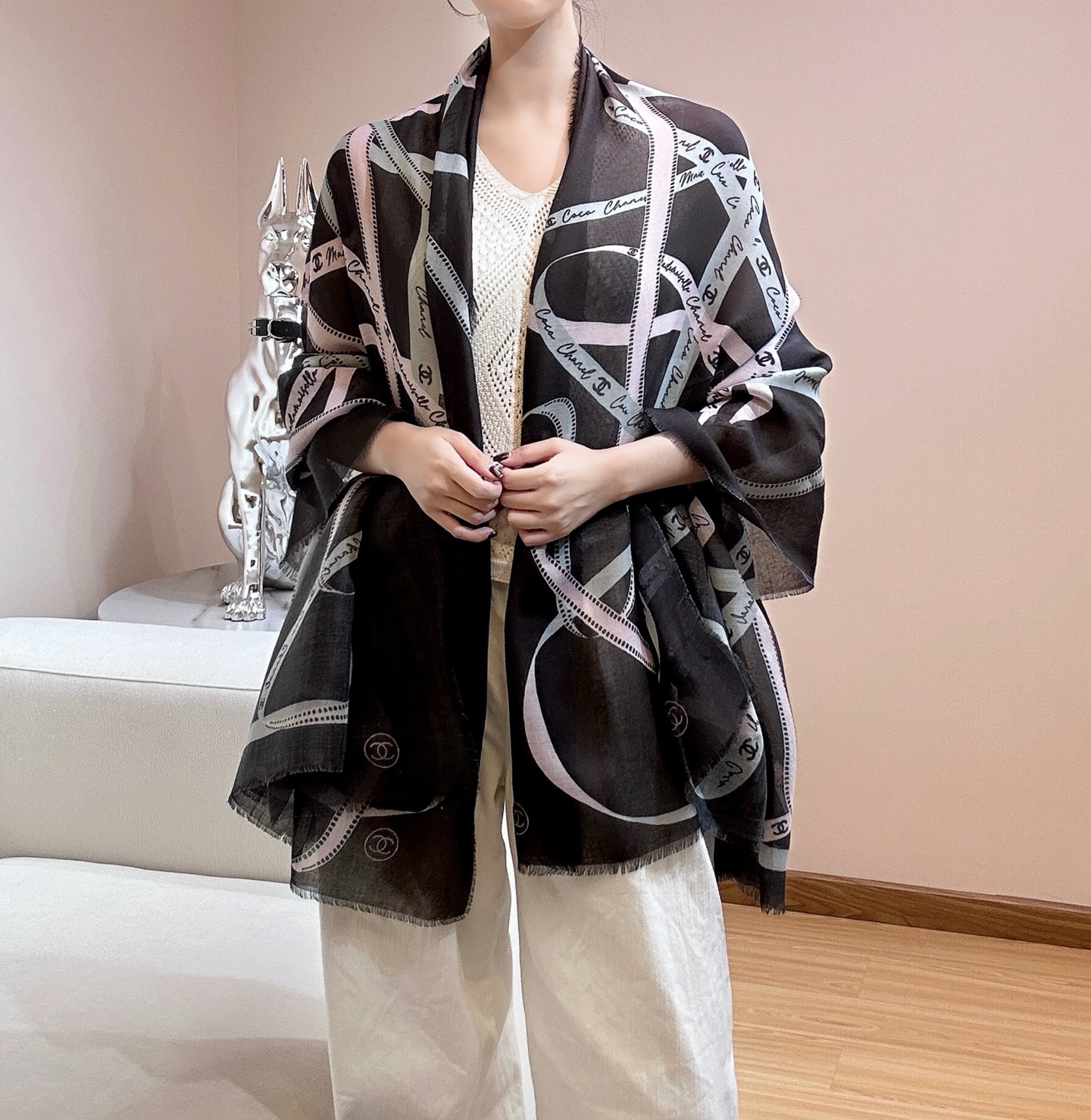 P175   最新❤️【▪️美好向往的Chanel 香奈儿系列新作！再一次高级感爆棚！！】高级优雅气质风！配色素雅，图案匠心，上身简直美得太惊艳了！！融入日常的单品，可以搭配很年轻的穿搭方式。它足以让任何一件平庸的服装变得惊艳无比，有着丰富搭配功能！！采用羊绒面料，超级柔软轻盈软糯！长巾的设计也很好围很好大理！尺寸规格：140cm*200cm