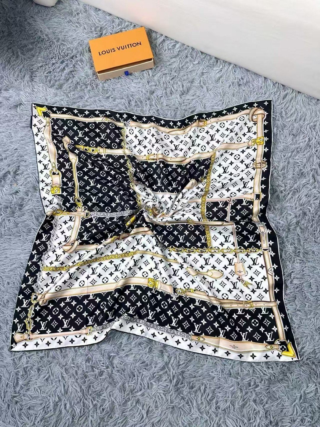 14姆米 18姆米二品质到货品名: 皮带方巾面料：真丝尺寸：90*90颜色：栗色 黑白 粉色