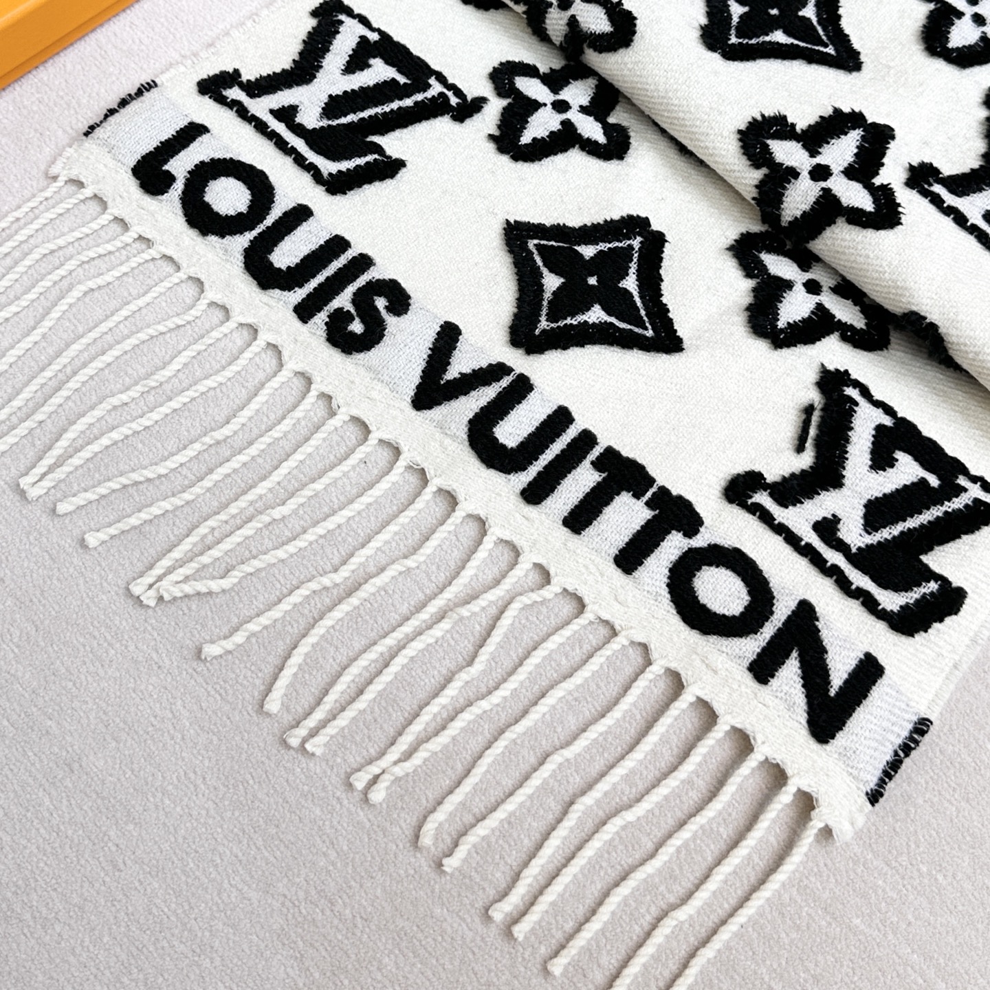 2025年最新爆款到啦LV 3D 围巾为柔软毛绒混纺织入 Monogram 图案，再以撞色羊毛皮演绎瞩目