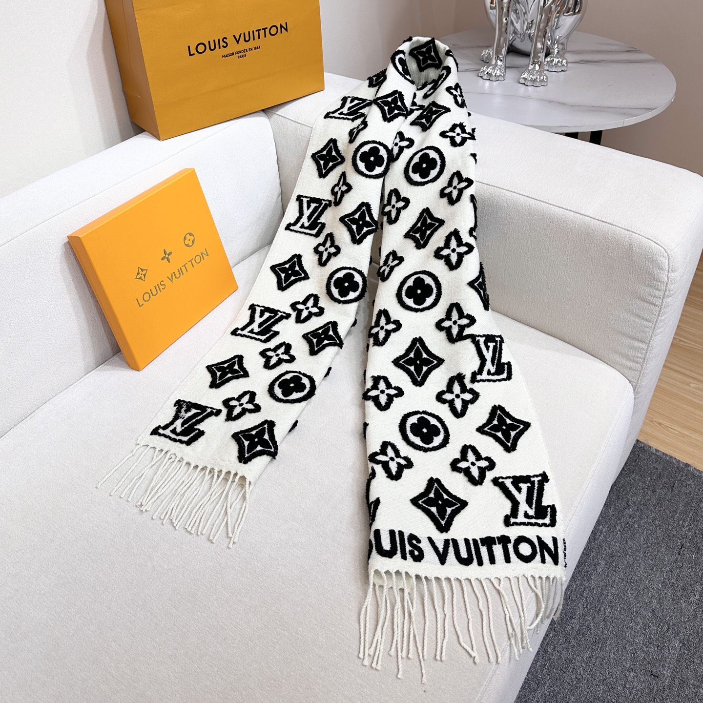 2025年最新爆款到啦LV 3D 围巾为柔软毛绒混纺织入 Monogram 图案，再以撞色羊毛皮演绎瞩目