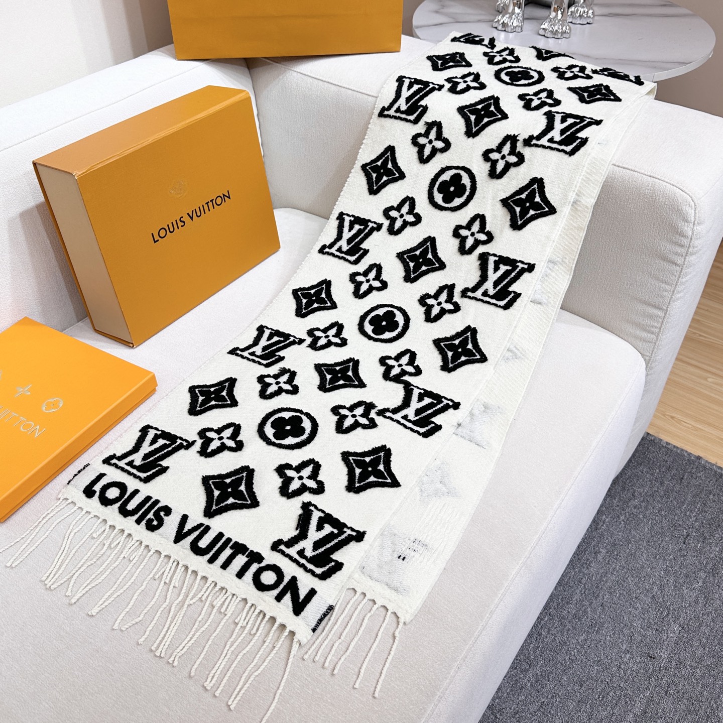 2025年最新爆款到啦LV 3D 围巾为柔软毛绒混纺织入 Monogram 图案，再以撞色羊毛皮演绎瞩目