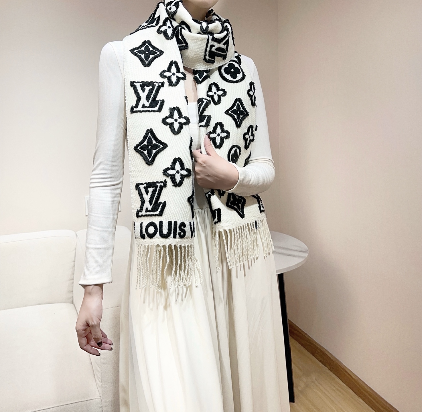 2025年最新爆款到啦LV 3D 围巾为柔软毛绒混纺织入 Monogram 图案，再以撞色羊毛皮演绎瞩目