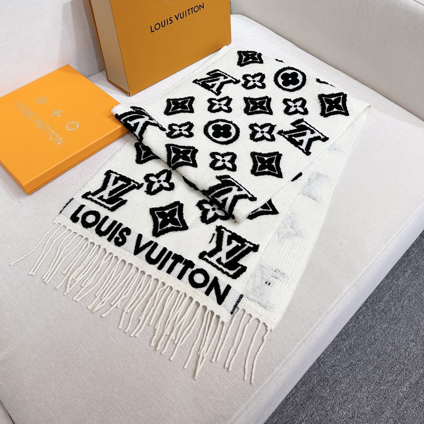 2025年最新爆款到啦LV 3D 围巾为柔软毛绒混纺织入 Monogram 图案，再以撞色羊毛皮演绎瞩目