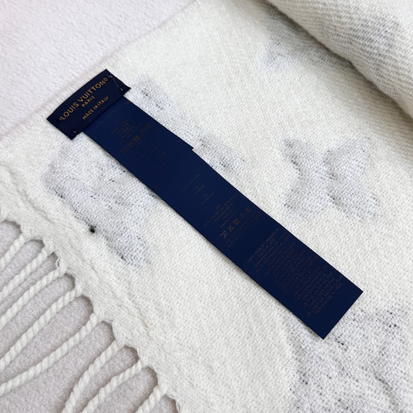 2025年最新爆款到啦LV 3D 围巾为柔软毛绒混纺织入 Monogram 图案，再以撞色羊毛皮演绎瞩目