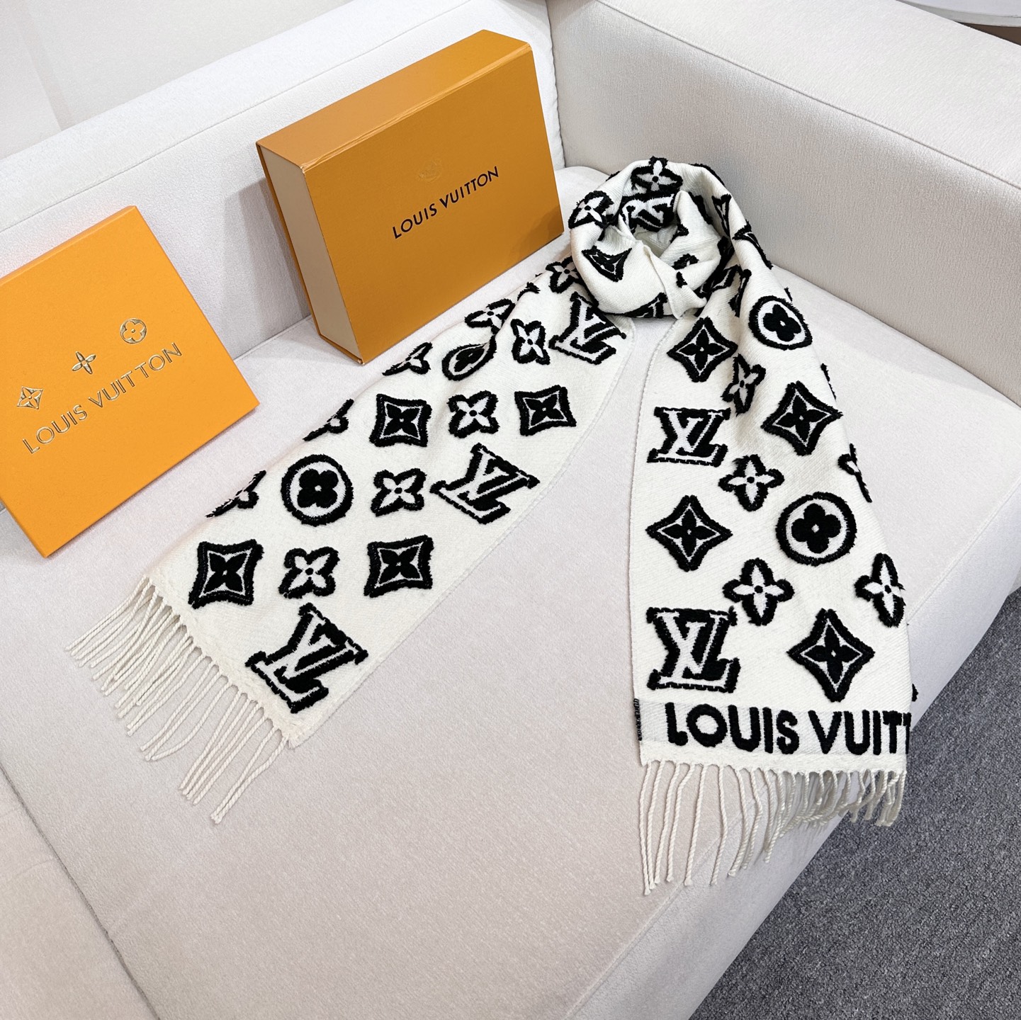 2025年最新爆款到啦LV 3D 围巾为柔软毛绒混纺织入 Monogram 图案，再以撞色羊毛皮演绎瞩目