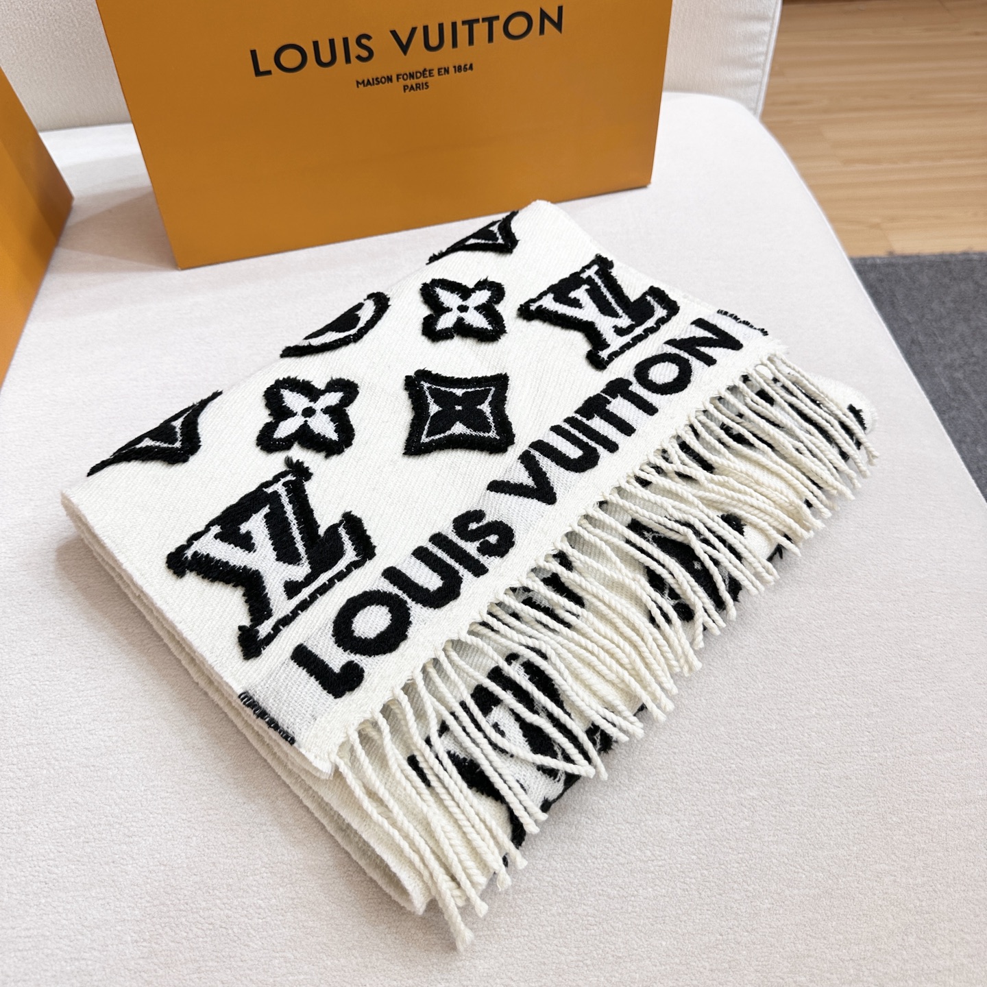 2025年最新爆款到啦LV 3D 围巾为柔软毛绒混纺织入 Monogram 图案，再以撞色羊毛皮演绎瞩目