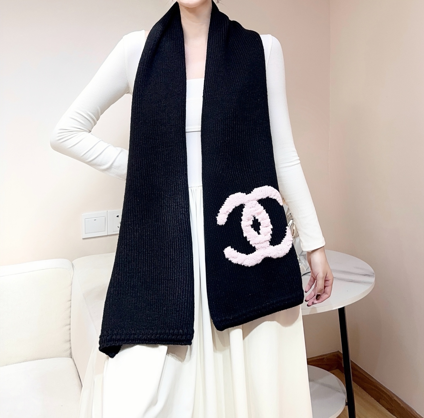 上新❤️重磅推荐❗️C香奈儿秋冬新品 · 羊绒围巾❗️臻选上乘的山羊绒纤维，耗时耗力，再以清泉水浸泡涤荡