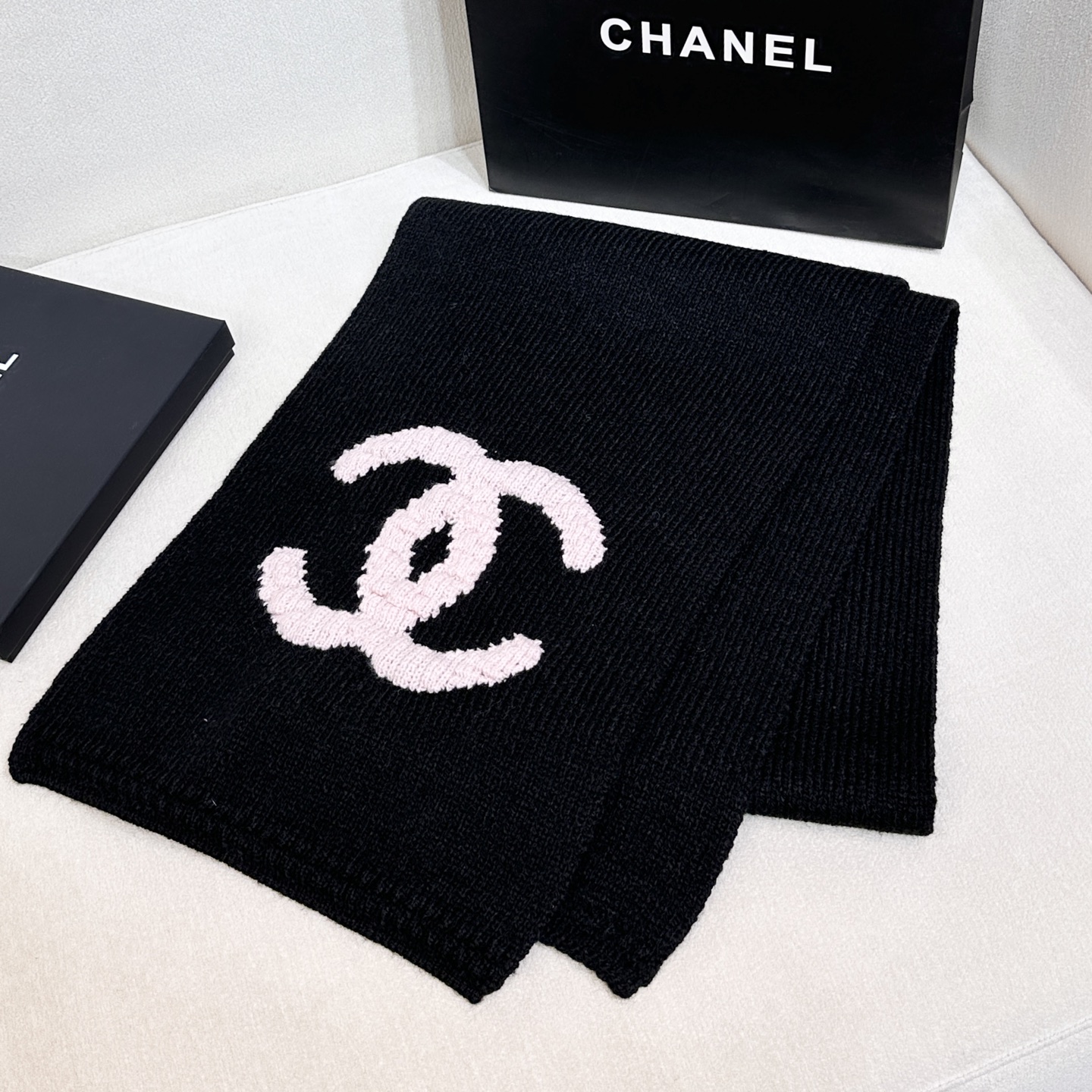 上新❤️重磅推荐❗️C香奈儿秋冬新品 · 羊绒围巾❗️臻选上乘的山羊绒纤维，耗时耗力，再以清泉水浸泡涤荡