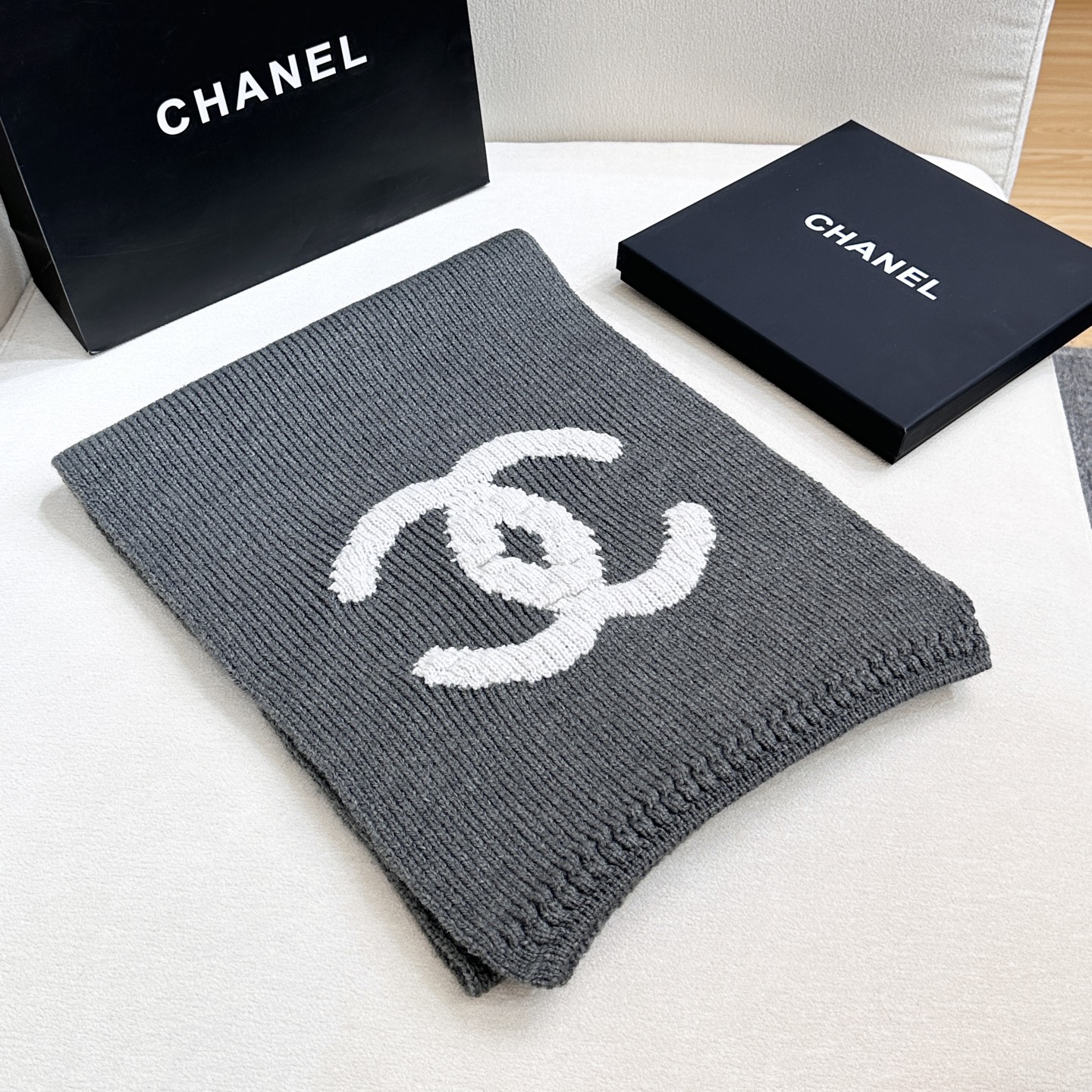 上新❤️重磅推荐❗️C香奈儿秋冬新品 · 羊绒围巾❗️臻选上乘的山羊绒纤维，耗时耗力，再以清泉水浸泡涤荡