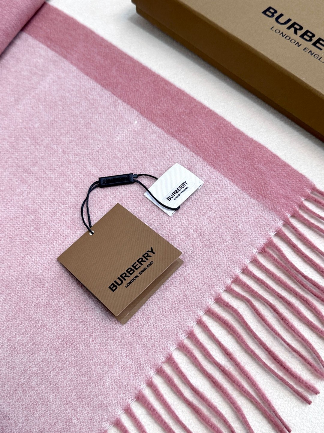 。 巴宝莉【刺绣战马】🌾 最新款男女通用情侣款👫重磅推荐💥 经典的格子，永不过时。非常保暖柔软亲肤，不扎