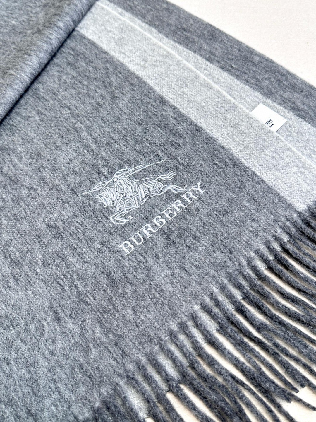 。 巴宝莉【刺绣战马】🌾 最新款男女通用情侣款👫重磅推荐💥 经典的格子，永不过时。非常保暖柔软亲肤，不扎