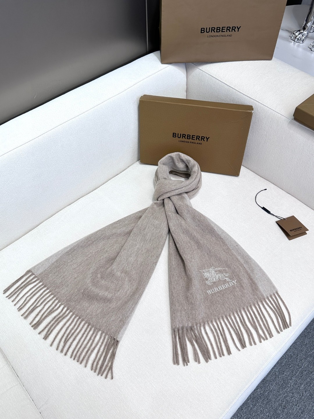 P140 🔥 巴宝莉【刺绣战马】2024 最新款男女通用情侣款👫重磅推荐💥 经典的格子,永不过时🔥非常保暖柔软亲肤,不扎脖😍经典巴宝莉格纹设计😘太美了赶紧下手吧🎉中性款男女各自选择自己中意的颜色,材质:羊绒,尺寸:32x180
。P140 🔥 巴宝莉【刺绣战马】2024 最新款男女通用情侣款👫重磅推荐💥 经典的格子,永不过时🔥非常保暖柔软亲肤,不扎脖😍经典巴宝莉格纹设计😘太美了赶紧下手吧🎉中性款男女各自选择自己中意的颜色,材质:羊绒,尺寸:32x180
。