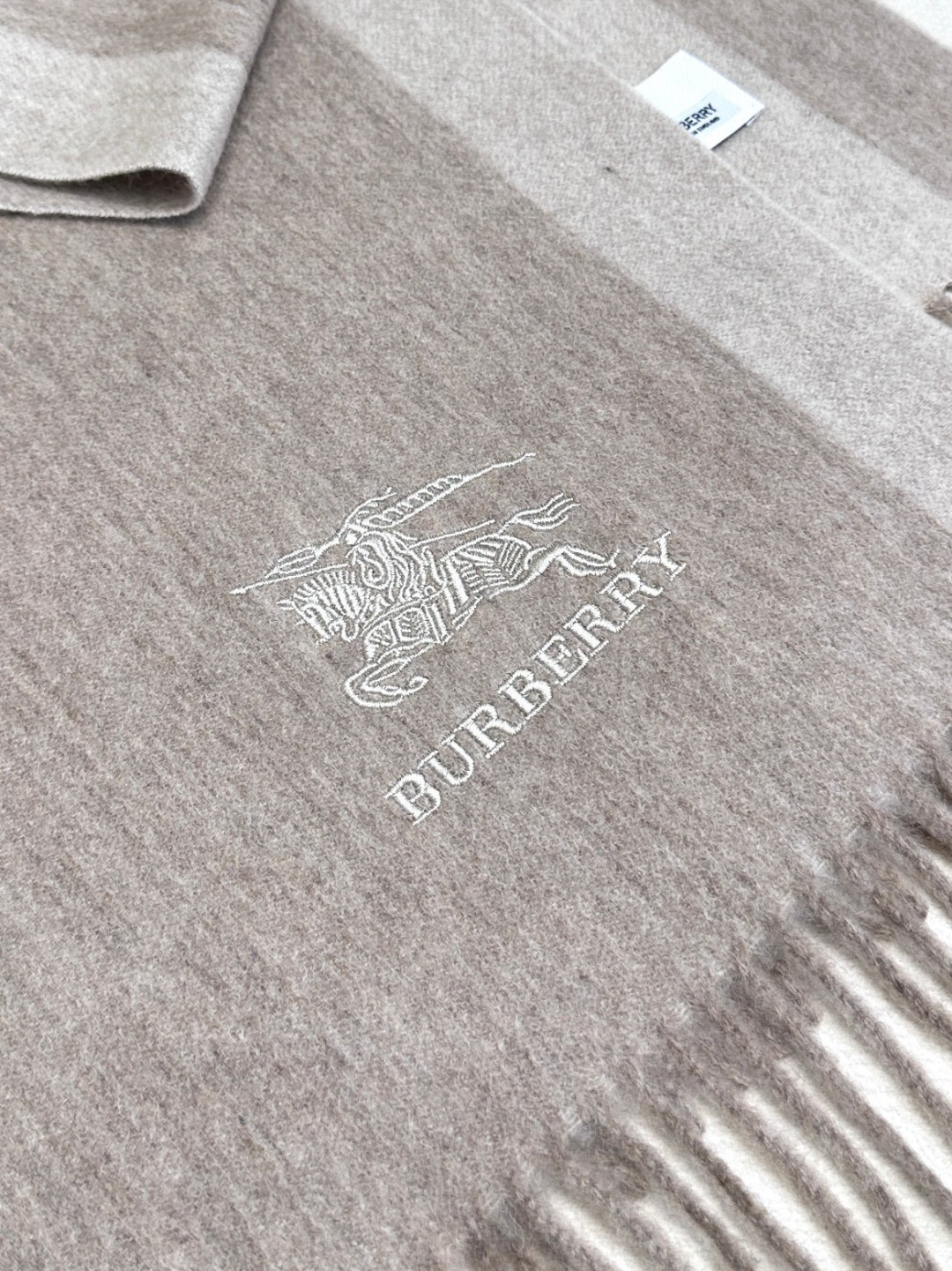 P140 🔥 巴宝莉【刺绣战马】2024 最新款男女通用情侣款👫重磅推荐💥 经典的格子,永不过时🔥非常保暖柔软亲肤,不扎脖😍经典巴宝莉格纹设计😘太美了赶紧下手吧🎉中性款男女各自选择自己中意的颜色,材质:羊绒,尺寸:32x180
。P140 🔥 巴宝莉【刺绣战马】2024 最新款男女通用情侣款👫重磅推荐💥 经典的格子,永不过时🔥非常保暖柔软亲肤,不扎脖😍经典巴宝莉格纹设计😘太美了赶紧下手吧🎉中性款男女各自选择自己中意的颜色,材质:羊绒,尺寸:32x180
。