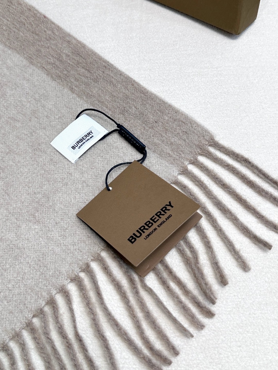 P140 🔥 巴宝莉【刺绣战马】2024 最新款男女通用情侣款👫重磅推荐💥 经典的格子,永不过时🔥非常保暖柔软亲肤,不扎脖😍经典巴宝莉格纹设计😘太美了赶紧下手吧🎉中性款男女各自选择自己中意的颜色,材质:羊绒,尺寸:32x180
。P140 🔥 巴宝莉【刺绣战马】2024 最新款男女通用情侣款👫重磅推荐💥 经典的格子,永不过时🔥非常保暖柔软亲肤,不扎脖😍经典巴宝莉格纹设计😘太美了赶紧下手吧🎉中性款男女各自选择自己中意的颜色,材质:羊绒,尺寸:32x180
。