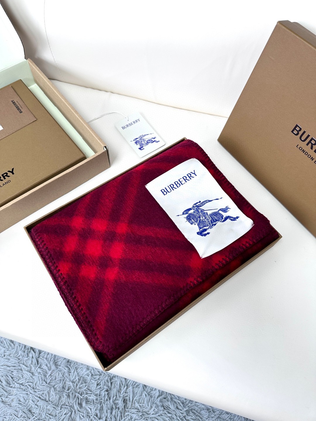 与去年帽子斗篷同一工厂订单出货，拿过的亲懂，真正的货美价优 （全智贤同款，百分百对版）Burberry可