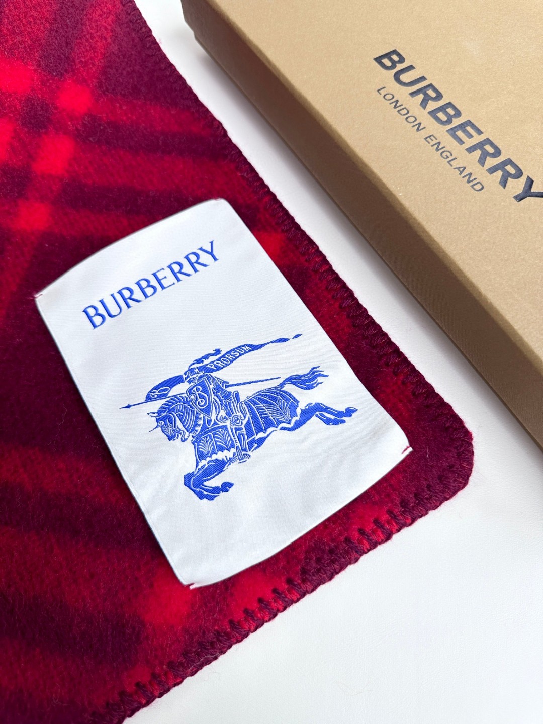 与去年帽子斗篷同一工厂订单出货，拿过的亲懂，真正的货美价优 （全智贤同款，百分百对版）Burberry可