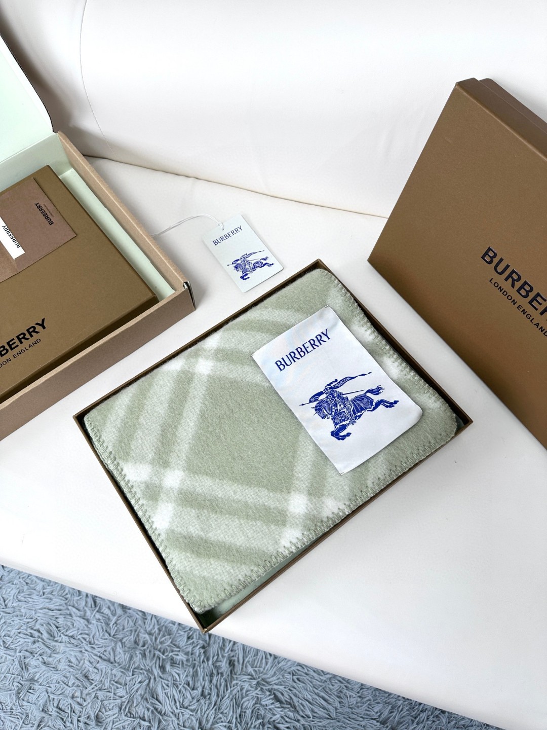 与去年帽子斗篷同一工厂订单出货，拿过的亲懂，真正的货美价优 （全智贤同款，百分百对版）Burberry可