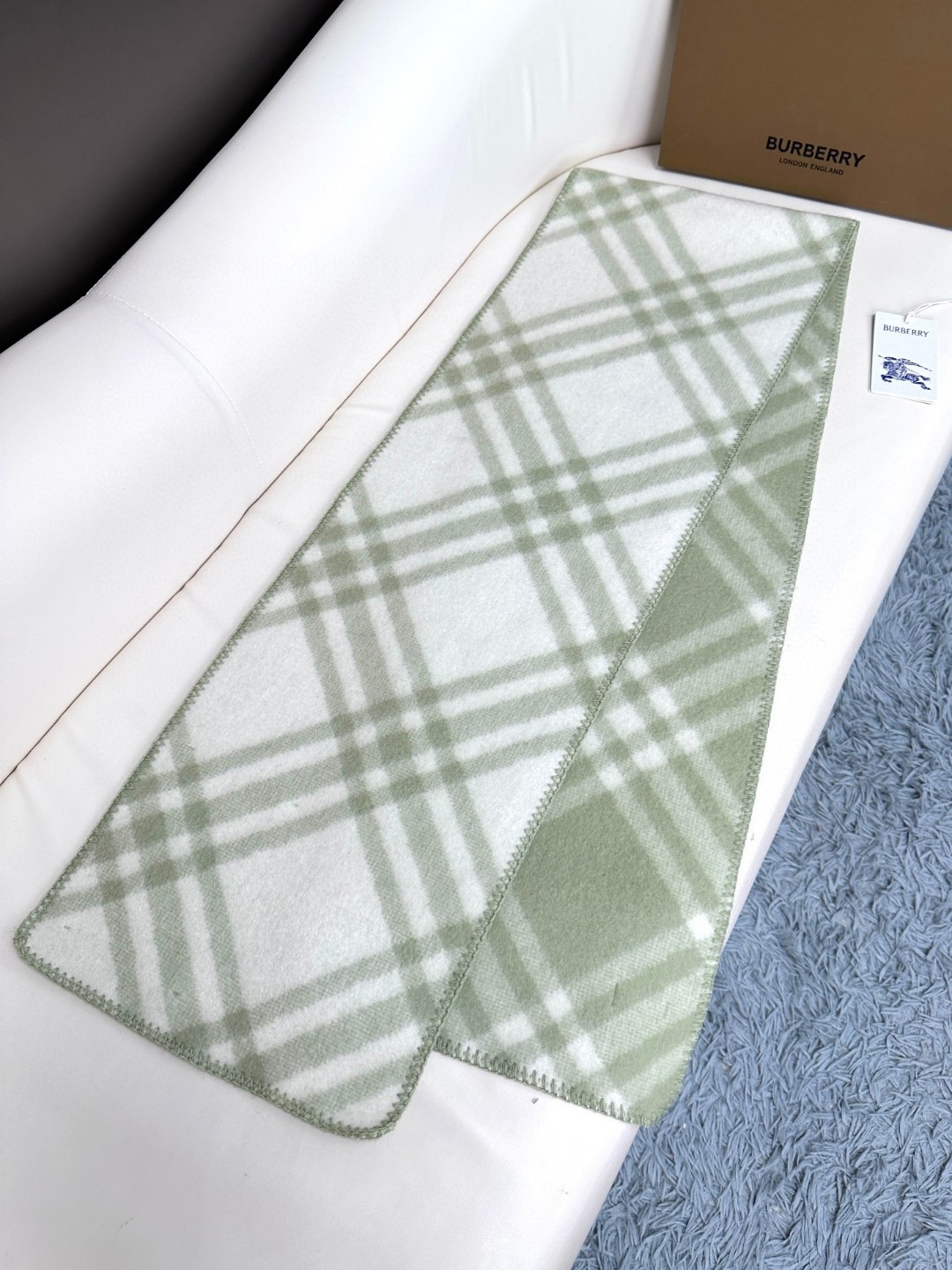 与去年帽子斗篷同一工厂订单出货，拿过的亲懂，真正的货美价优 （全智贤同款，百分百对版）Burberry可